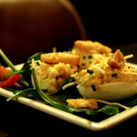 DESEO Tapas Bar - Gefüllte Eier mit Manchego, Chili und Croûtons (kalte Tapa)