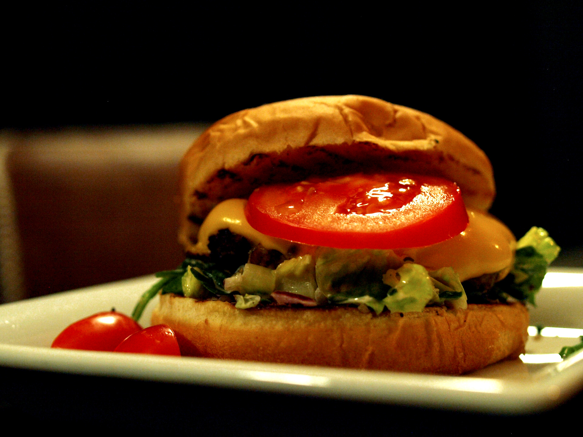 DESEO Tapas Bar - „Deseo Burger“ mit 100% reinem Rinderbeef, Burgersauce, Salat, Zwiebeln und geschmolzenem Käse