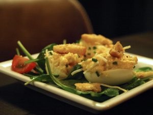 DESEO Tapas Bar - Monatstapa November: Gefüllte Eier mit Manchego, Chili und Croûtons (kalte Tapa)