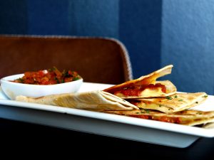 DESEO Tapas Bar - Weizenmehltortillas (Quesadillas) mit Chorizo und Käse